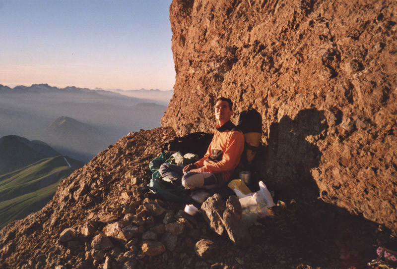 Fab sur la vire-bivouac, face au coucher du soleil