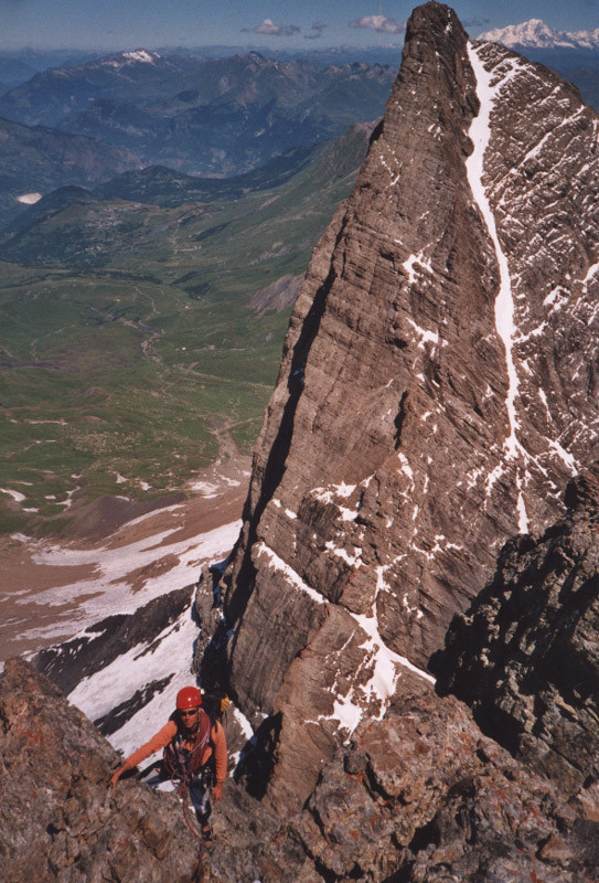 Fab arrive sur l'arete finale de l'aiguille Meridionale d'Arves