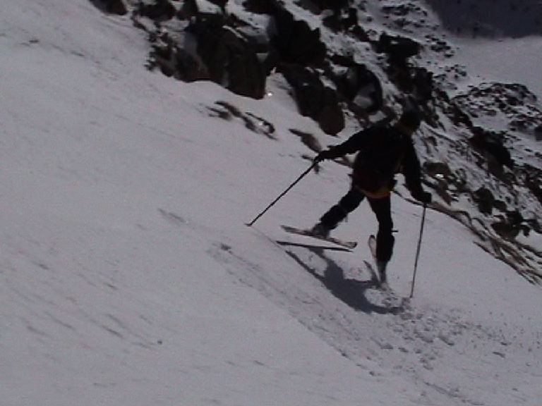 Erik le Rouge, qui ouvre son virage, toujours dans le dit couloir