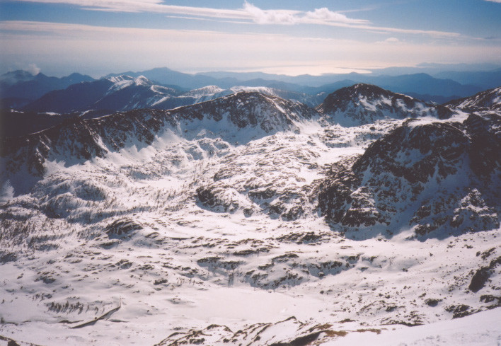 La mer, la vallée des Merveilles et son refuge depuis le sommet du Mont Bégo