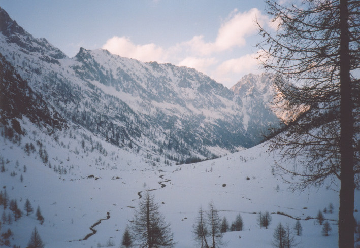Vue sur la vallée depuis le porche du refuge Helena