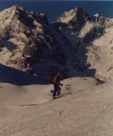 Nathalie au départ du col du Lautaret pour le pic des trois évêchés le dimanche de Paques