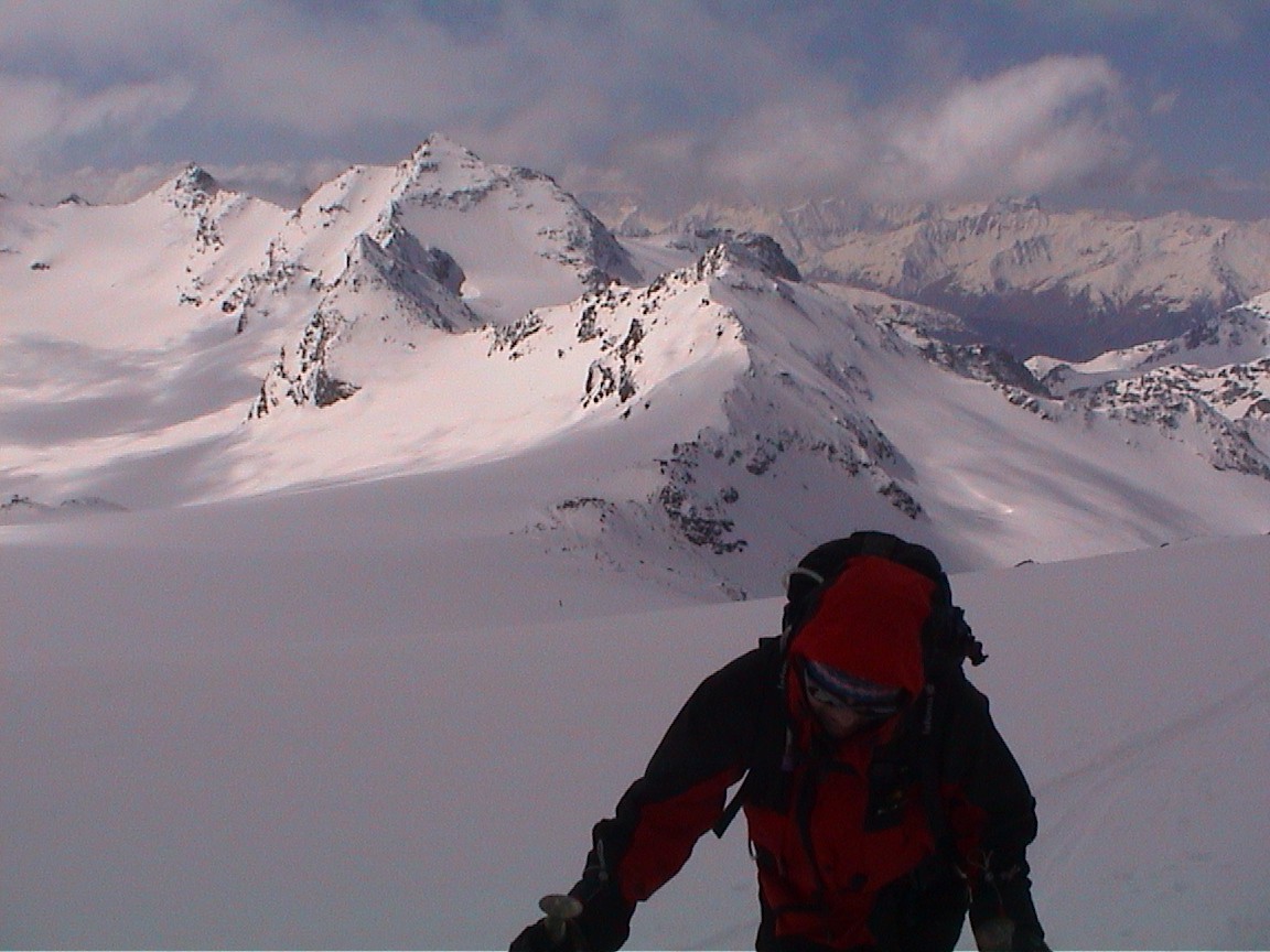 Léna montant depuis le col de Thorens
