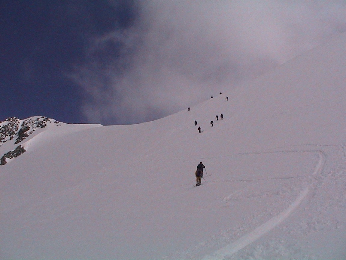 Montée un peu raide des skieurs au col de Gebroulaz