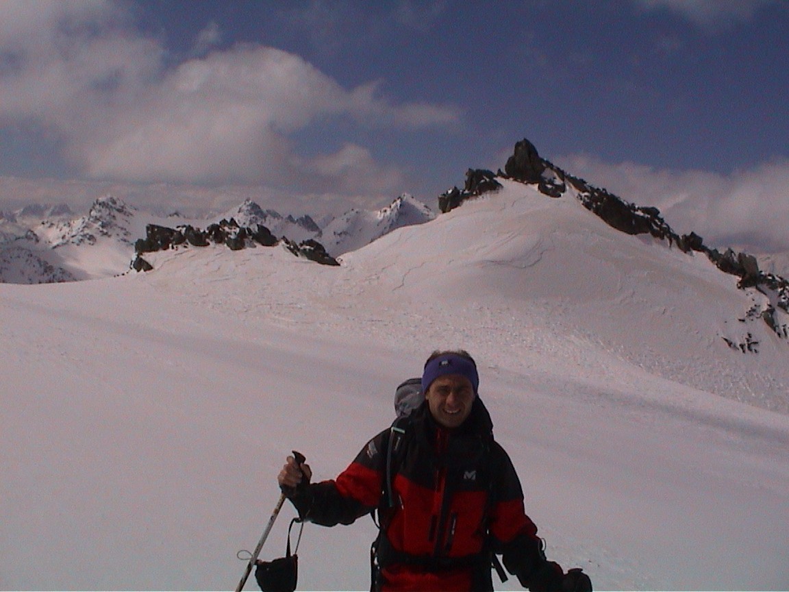 Moi même devant la neige maculée de sable saharien
