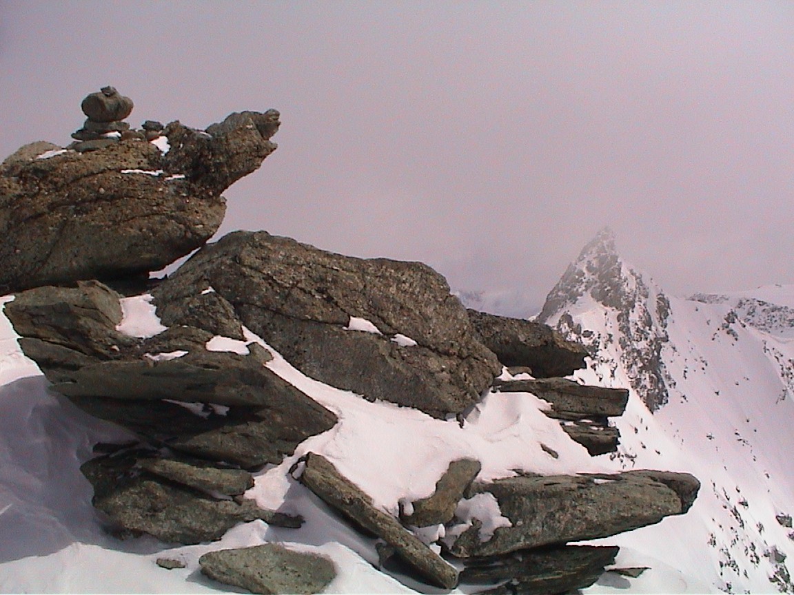 Au sommet, l'aiguille de Polset sous un angle la mettant en valeur