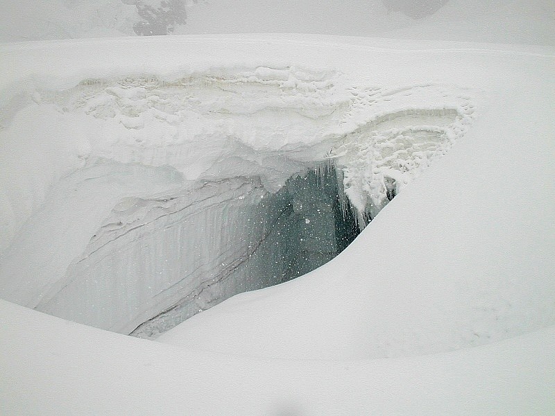 Pont de neige sur le glacier d'Envers du Plan