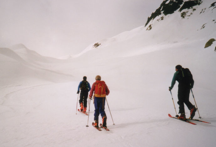 La neige colle sous les skis, en montant au Rognolet