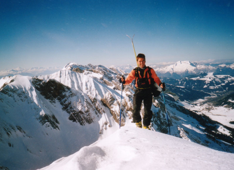 Fab arrive au sommet du Mont Charvet