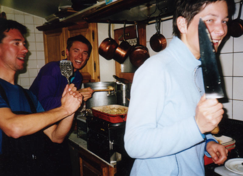 Fab, Juju et Véro à la préparation des bananes flambées du snow contest 2002