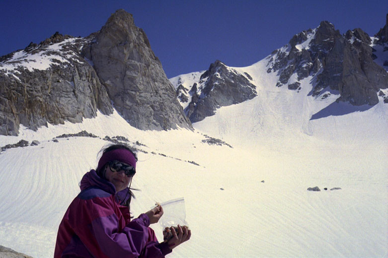 Cécile devant le East Ridge Ramp couloir