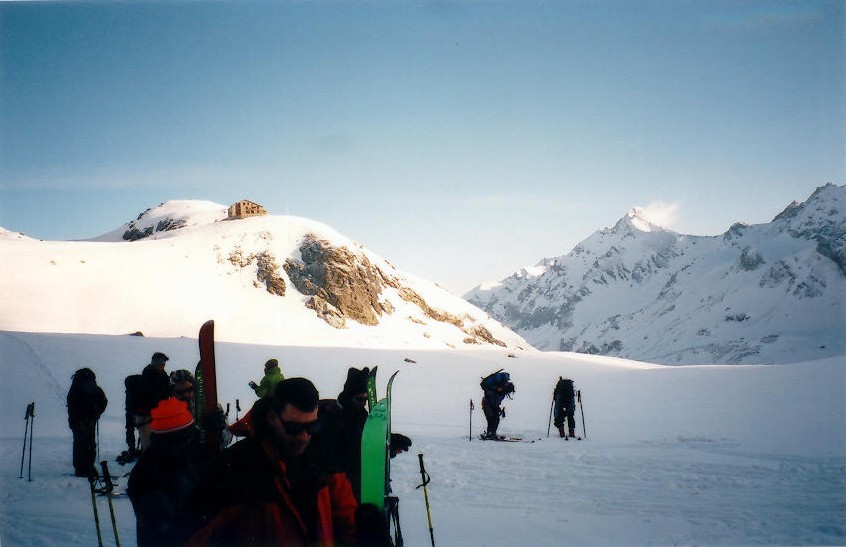 Départ pour le Pigne d'Arolla, soleil à la cabane des Dix