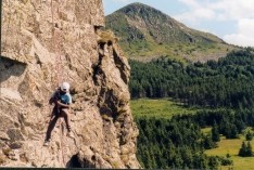 descente en rappel de la dent du diable , le mezenc en arriere plan