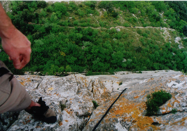 En haut de la fissure en `S' (6a+) - Dentelles de Montmirail