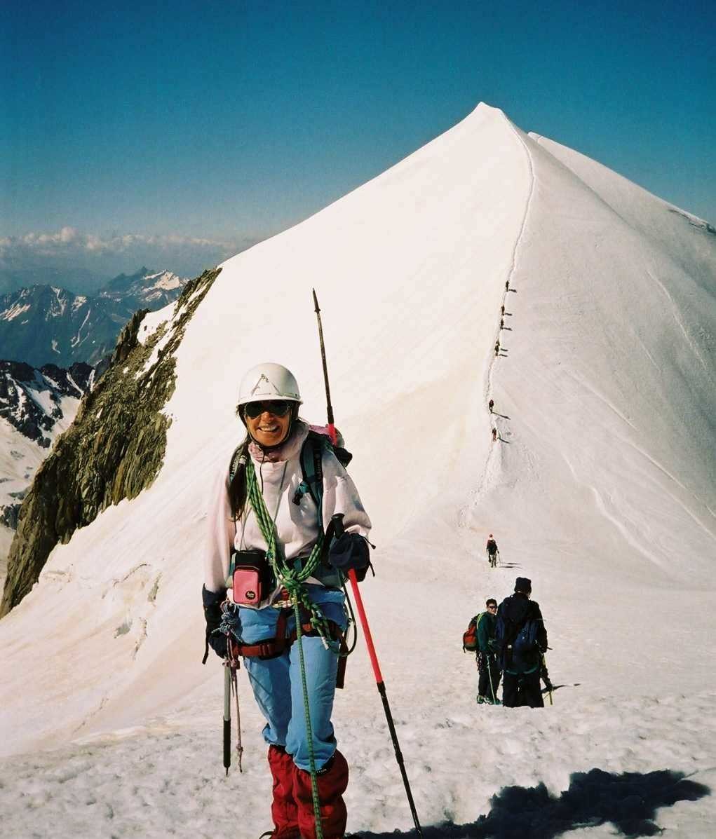 Catherine devant le plus beau des Dômes de Miages