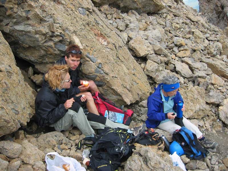 Pause au col des Aiguilles d'Arves
