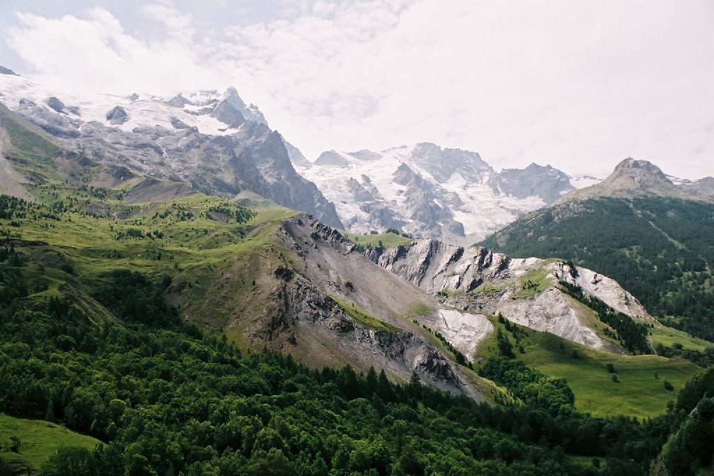 Faces Nord de la Meije et du Rateau depuis la vallee de La Grave