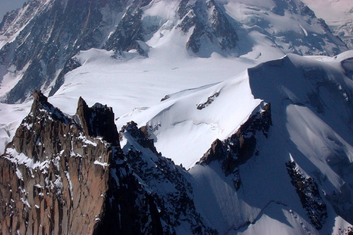 col du plan à l'arrête rocheuse