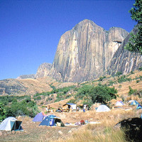 Vue sur le Tsaranoro depuis Camp Catta