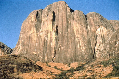 Gros plan sur le massif du Tsaranoro Gros plan sur le massif du Tsaranoro