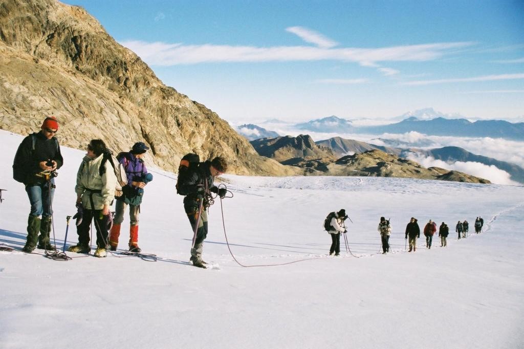 Longue file de cordées sur le glacier du pic de l'Etendard