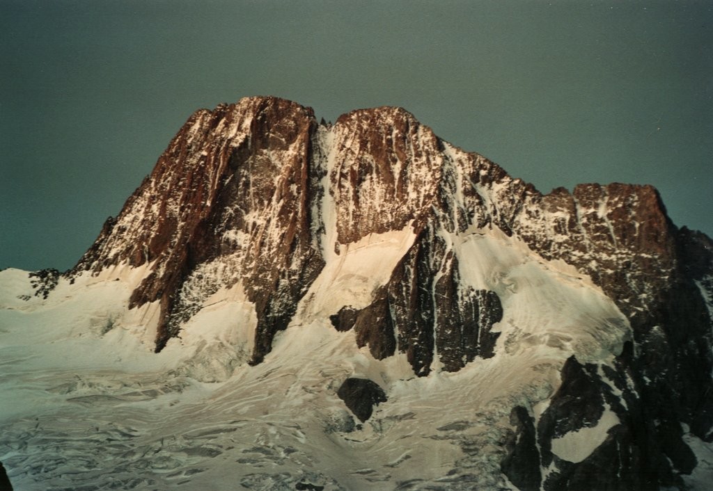 Les Bans, Arete ENE (voie normale) à gauche, couloir Nord plein centre