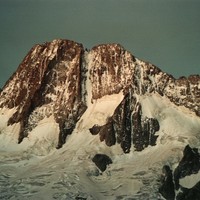 Les Bans, Arete ENE (voie normale) à gauche, couloir Nord plein centre