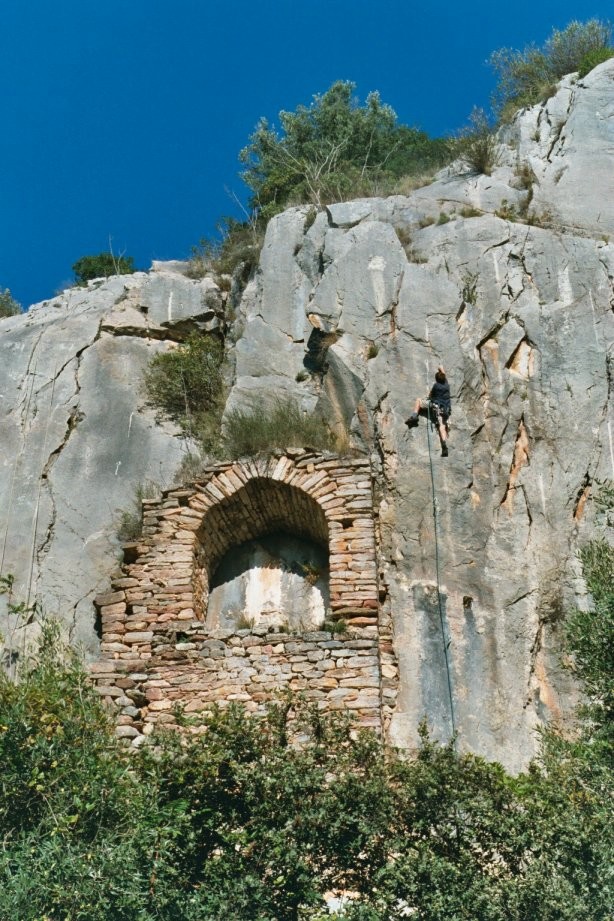 Mathieu B. dans la voie "olé olé" au secteur "Sanctuaire" de Notre-Dame du Cros