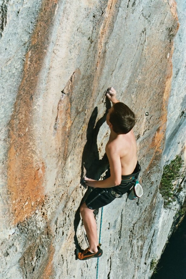 Aurélien B. dans la voie "l'écureuil" au secteur "Sanctuaire" de Notre-Dame du Cros