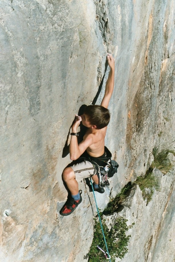 Mathieu B. dans la voie "l'indre" au secteur "Sanctuaire" de Notre-Dame du Cros