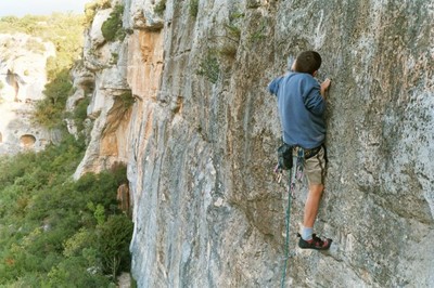 Mathieu B. au secteur "le dieu jaloux" des gorges de la Cesse (Fauzan) Mathieu B. au secteur "le dieu jaloux" des gorges de la Cesse (Fauzan)