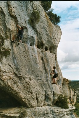 Aurélien et Mathieu B. au secteur "farigoulette" des gorges de la Cesse (Fauzan). Aurélien et Mathieu B. au secteur "farigoulette" des gorges de la Cesse (Fauzan).