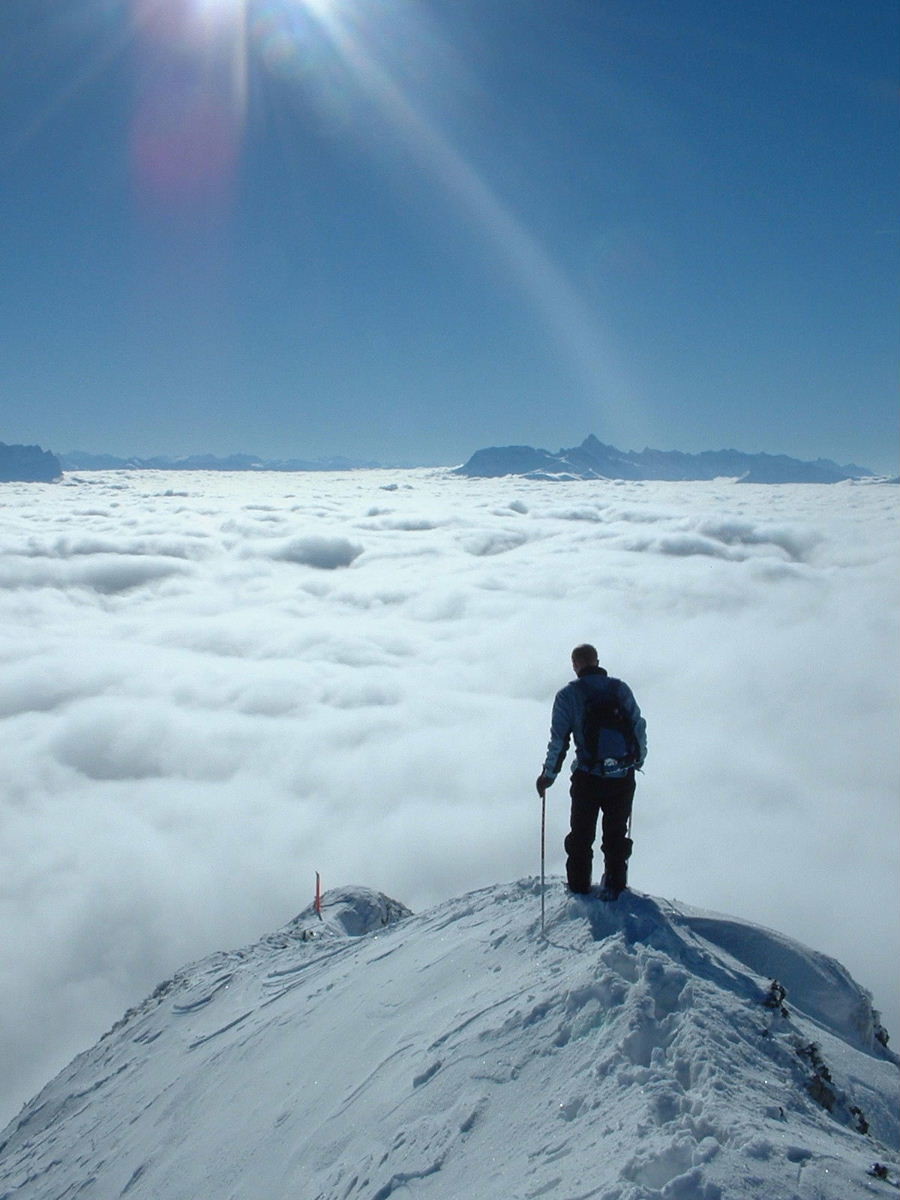 Océan de nuages depuis le sommet de la Pointe du Replan