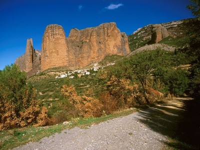 Vue d'ensemble des Mallos de Riglos (Espagne) Vue d'ensemble des Mallos de Riglos (Espagne)
