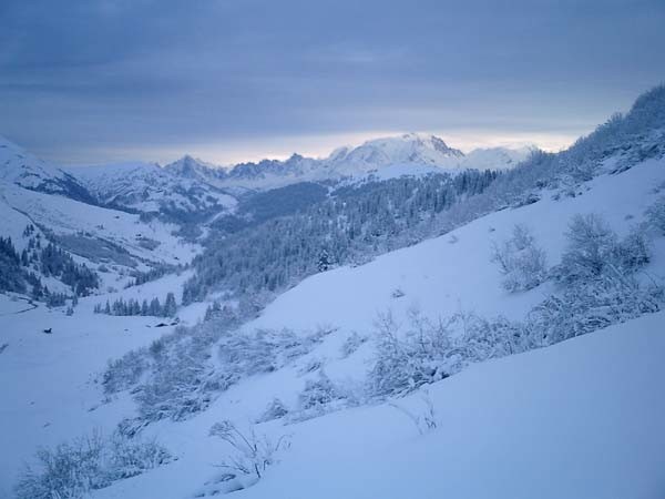 le Mont-Blanc se couvre vu du col des Aravis