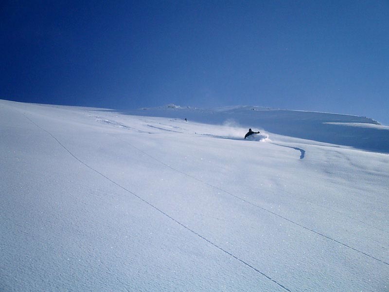 Descente de la Pointe du Chateau sur les chalets de Merry