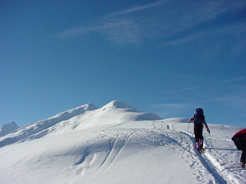 Salendo al Piz Maler lungo la parte mediana dell'itinerario da Surrein