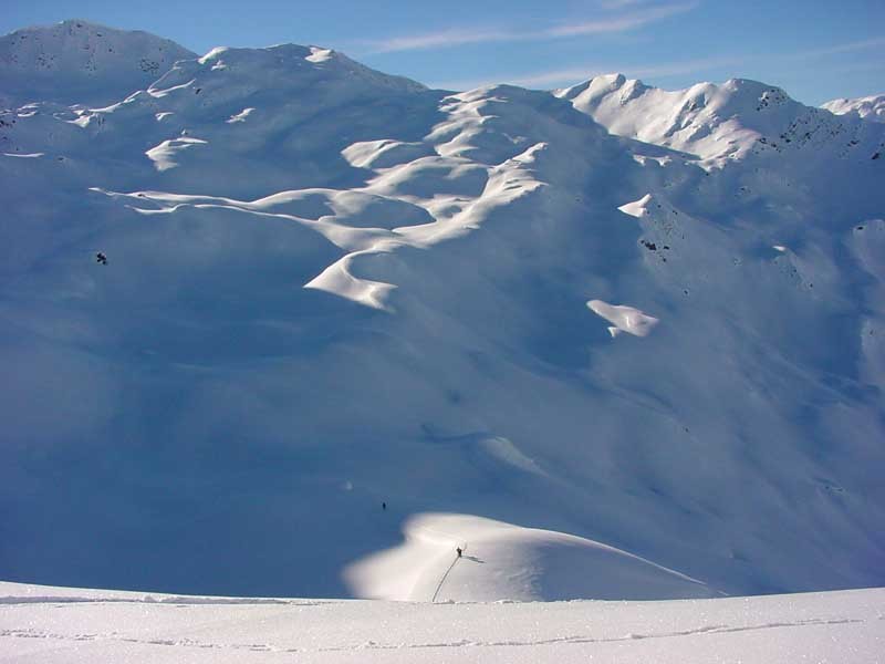 La conca antistante il Piz Maler visibile sullo sfondo