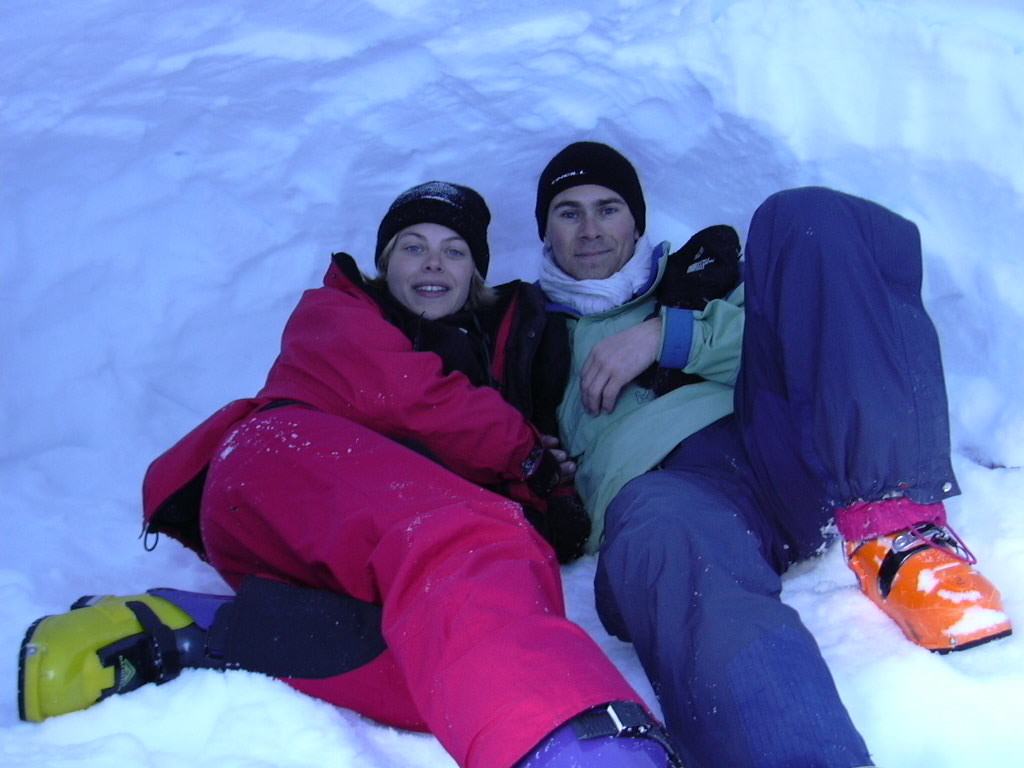 Marion et Steph dans le trou a neige