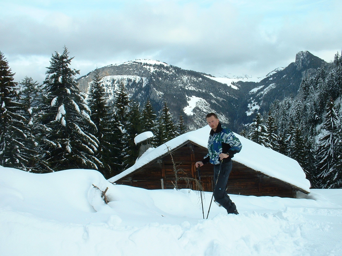 Cédric devant le chalet de l'Ecuelle
