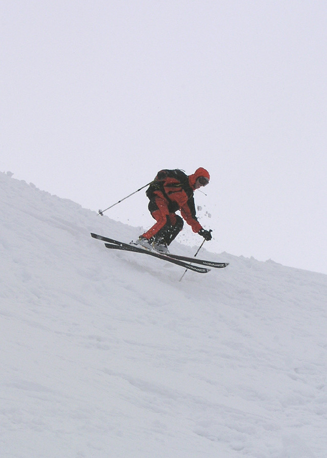 Seb à la descente de Belafrasse dans une neige à la qualité douteuse.