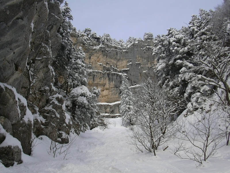 La combe suspendue, sous la grande falaise