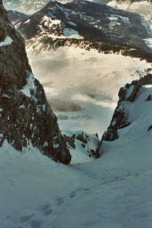 en haut du couloir de gauche (voir image précédente)