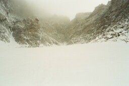 en haut du couloir : ambiance plutôt austère !