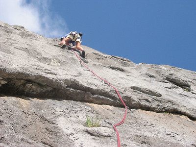 Thibault dans une couenne de la falaise du Lars - 6c