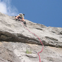 Thibault dans une couenne de la falaise du Lars - 6c