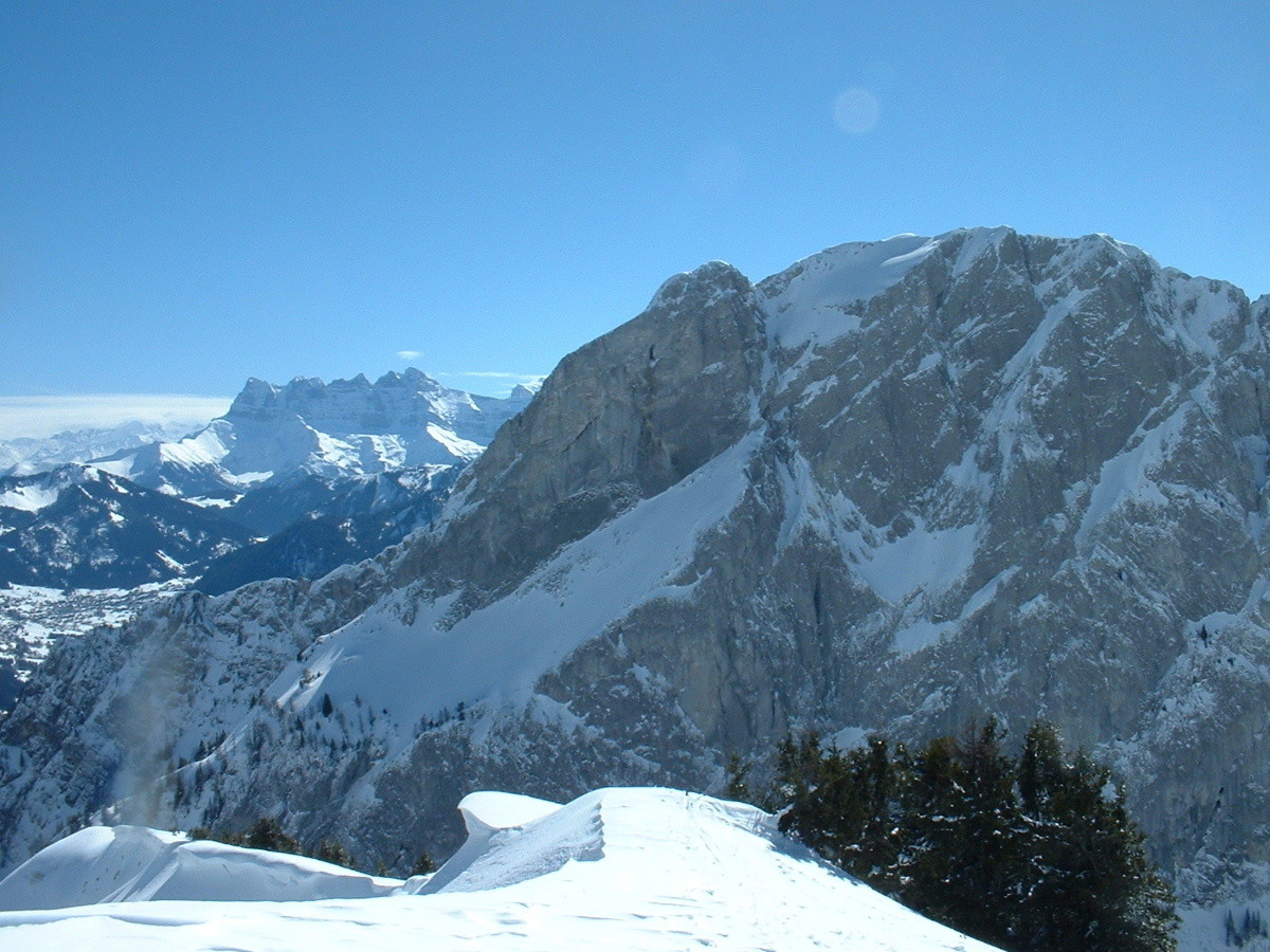 Pointe de Lachau : vue sur le Mt Chauffé et les Dents du midi