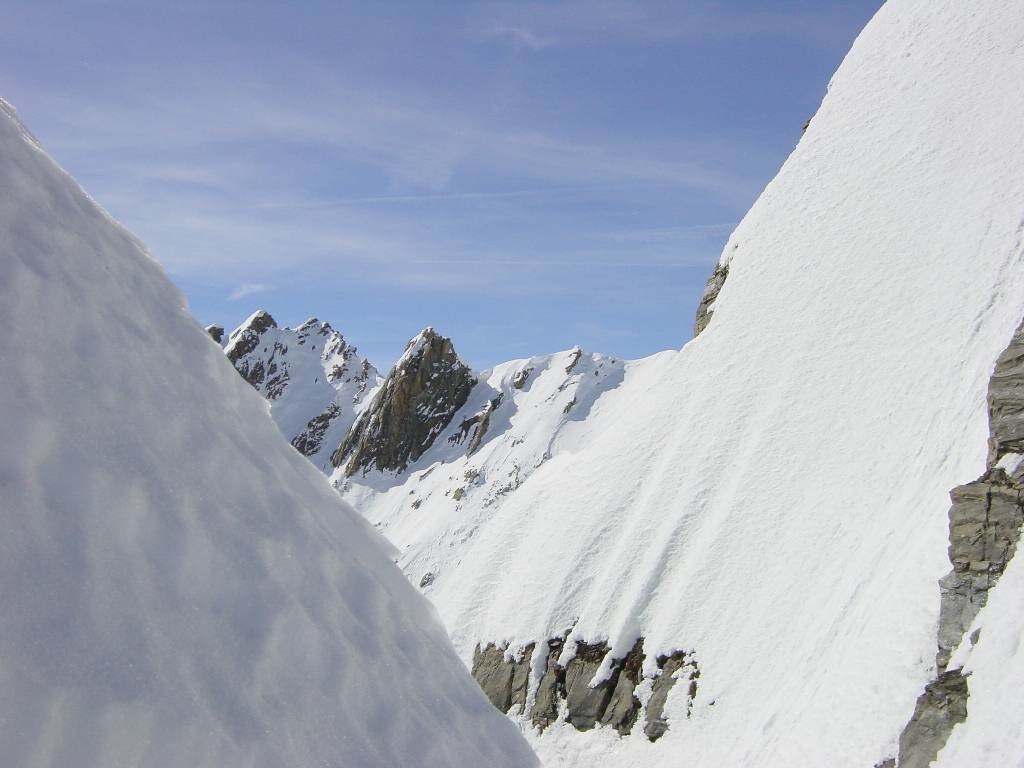 Vue de la brèche au sommet du couloir NE de gauche du Grd Golliat