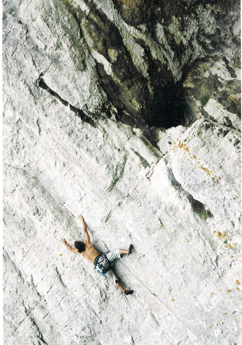 Le père Olive toujours devant la grotte rolland