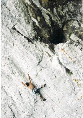 Le père Olive toujours devant la grotte rolland Le père Olive toujours devant la grotte rolland